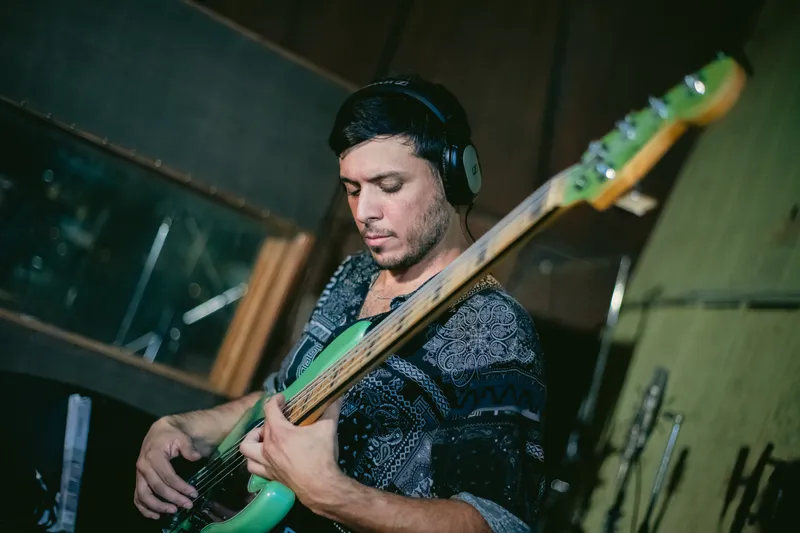 Nico Fernández, bajo de 620 Trío